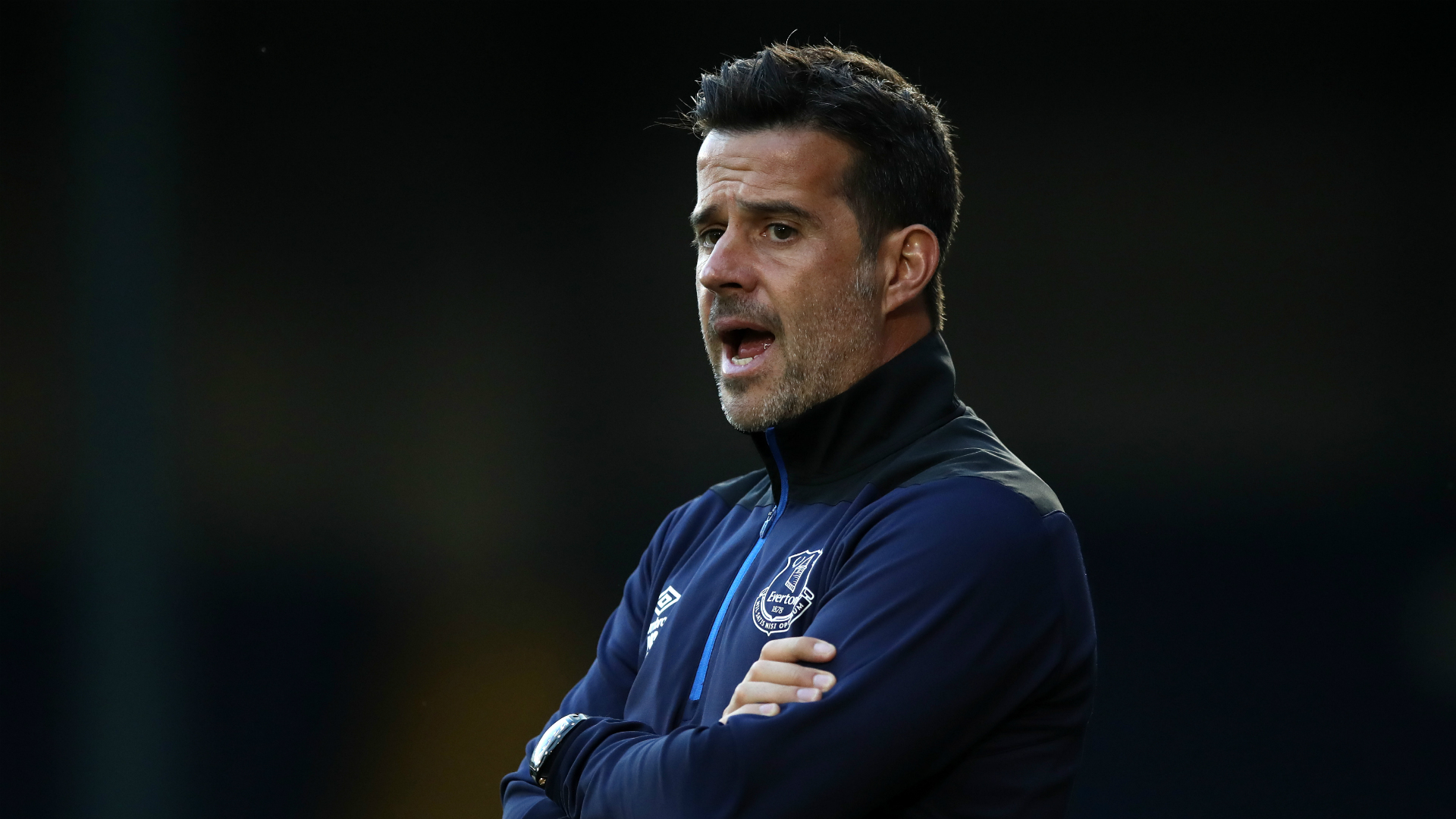 帮助队员在 帮助队员在