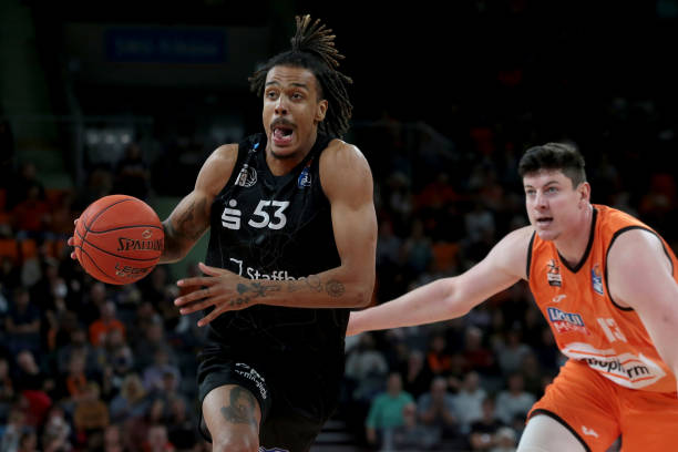 纪录签下伊 纪录签下伊